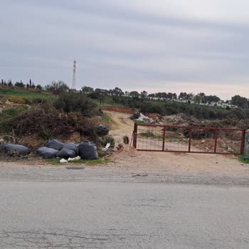 Menderes Ata Mahallesinde Çöp Ve Moloz Dökülmesi Çevre Ve Sağlık Riski