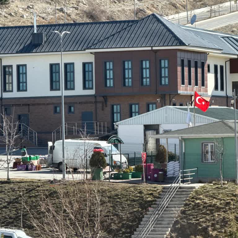 Zirvekent TOKİ Bölgesinde Vergisiz Seyyar Satıcılar Ve Denetim Eksikliği