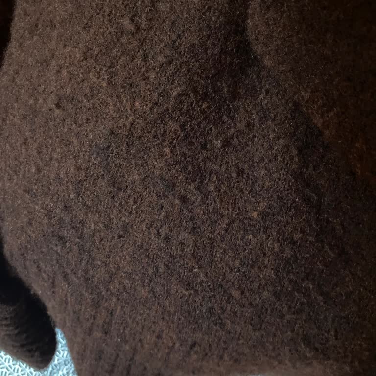 Kısa Sürede Deforme Olan Kazak Ve İlgisiz Mağaza Personeli