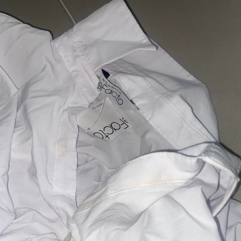 Beyaz Gömlek Üzerindeki Fondöten Lekesi Ve Satıcıdan Cevapsız Değişim Talebi