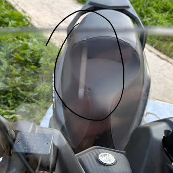 Sym Joyride 300 Modelinde Çatlak Cam Ve Hasarlı Koltuk
