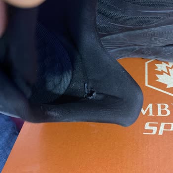 FLO Mağazasında Kısa Sürede Yırtılan Spor Ayakkabı İçin Değişim Talebi