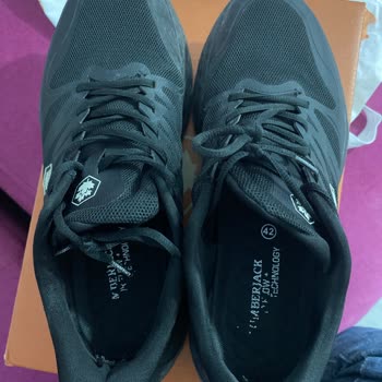 FLO Mağazasında Kısa Sürede Yırtılan Spor Ayakkabı İçin Değişim Talebi