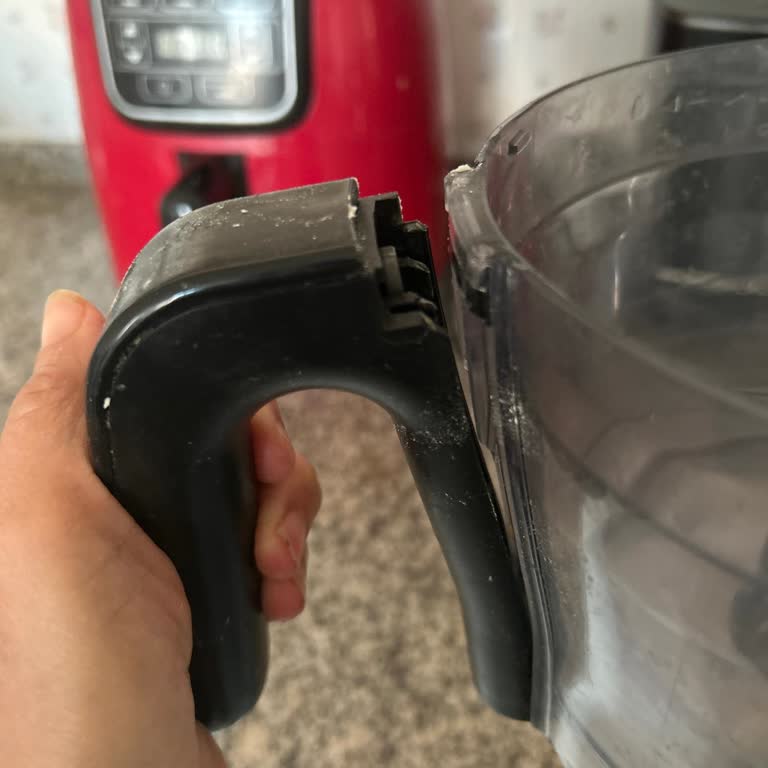 Karaca Züccaciye Mutfak Robotu Haznesi Kırıldı