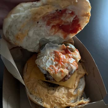 Çift Köfteli Burgerde Köfteler Bozuk Para Kadar Küçük