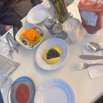 İftar Rezervasyonunda Dışarıda Plastik Masa Ve Sandalyelerle Karşılanma