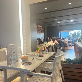 İftar Rezervasyonunda Dışarıda Plastik Masa Ve Sandalyelerle Karşılanma