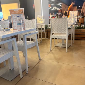 İftar Rezervasyonunda Dışarıda Plastik Masa Ve Sandalyelerle Karşılanma