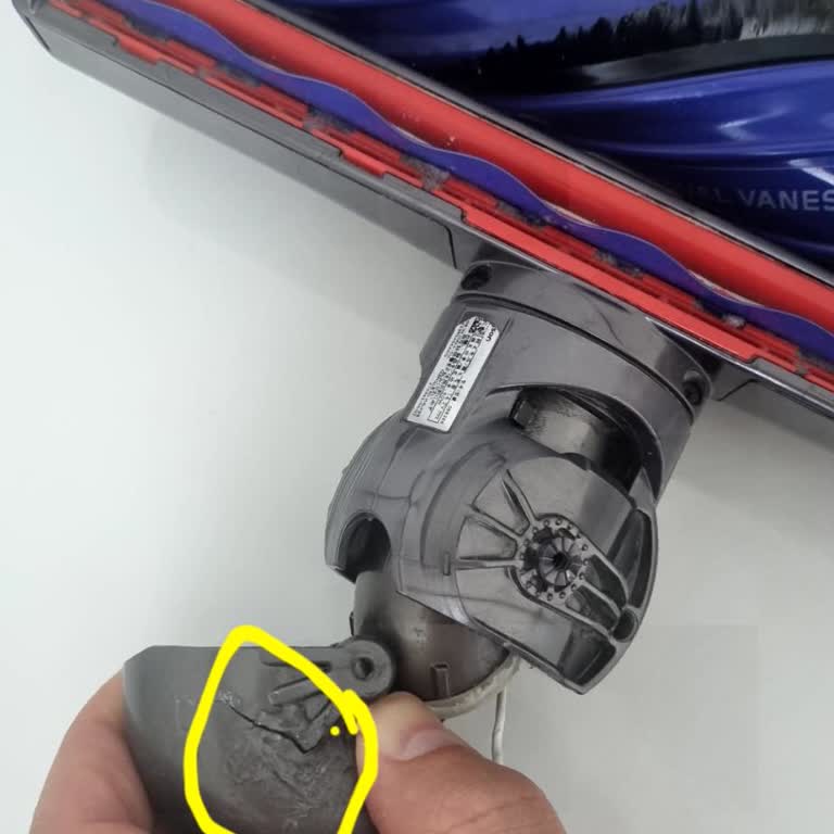 Dyson V11 Total Clean Süpürgenin Halı Başlığında Oluşan Çatlak Ve Garanti Sonrası Yeni Parça Talebi