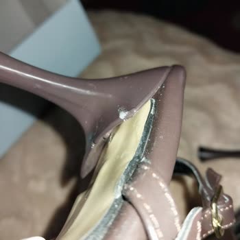 Her İki Topuğu Kırık Ayakkabı İçin İade Talebi Reddedildi