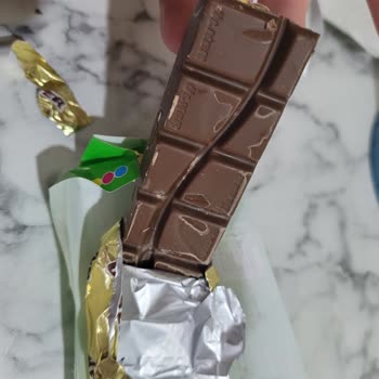 Ülker Antep Fıstıklı Çikolatada Renk Bozukluğu Ve Bayat Tat Şikayeti