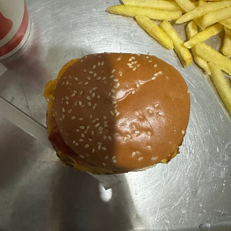 Steakhouse Hamburger Boyutu Menünün Görseliyle Uyuşmadı Ve Barbekü Sosu Eksik