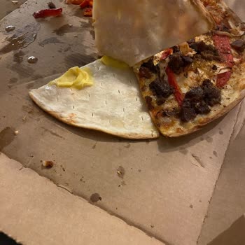 Ekstra Cheddar Ücreti Alınan Soğuk Ve Az Peynirli Pizza