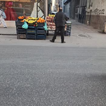 Sadıklar Caddesi’nde Tezgah Trafiği Engelliyor Ve Hijyen Sorunu Yaratıyor