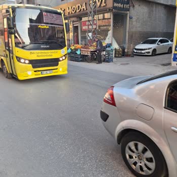 Sadıklar Caddesi’nde Tezgah Trafiği Engelliyor Ve Hijyen Sorunu Yaratıyor