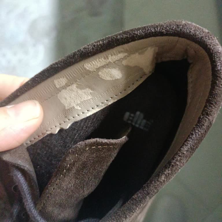 Deriden Etiket Çıktı, Ayakkabı Parçaladı; Elle'den Cevap Yok