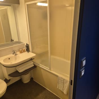 Ulaşım Arızası Ve Kirli Otelde Aile Ayrılığı