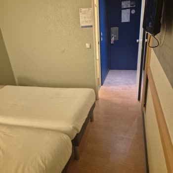 Ulaşım Arızası Ve Kirli Otelde Aile Ayrılığı