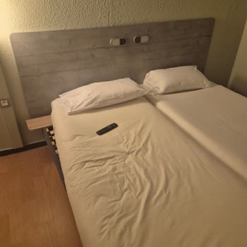 Ulaşım Arızası Ve Kirli Otelde Aile Ayrılığı