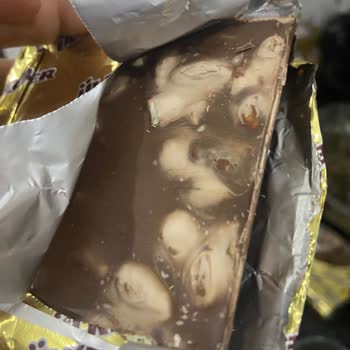 Ülker Fıstıklı Çikolatasının Bozuk Görünümü Misafirler Önünde Mahcubiyet Ve Sağlık Endişesi Yarattı