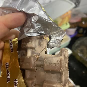 Ülker Fıstıklı Çikolatasının Bozuk Görünümü Misafirler Önünde Mahcubiyet Ve Sağlık Endişesi Yarattı