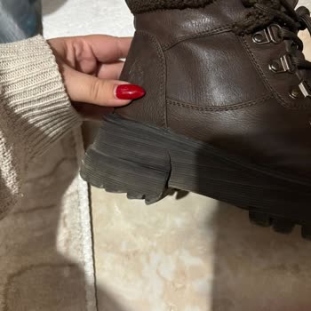 Kısa Sürede Yırtılan Botun Ayıplı Olduğu Ve Mağazanın Reddi