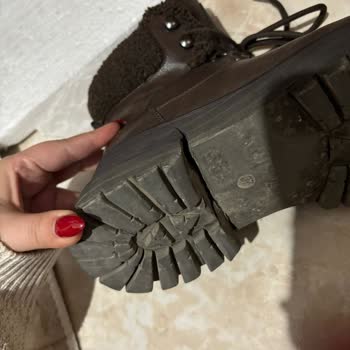 Kısa Sürede Yırtılan Botun Ayıplı Olduğu Ve Mağazanın Reddi