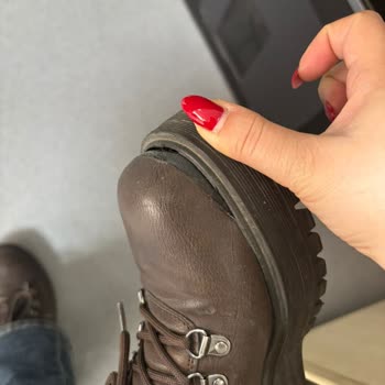 Kısa Sürede Yırtılan Botun Ayıplı Olduğu Ve Mağazanın Reddi