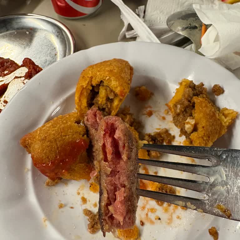 Klima Çalışmayan Soğuk Ortamda Çiğ Köfte Ve Yavaş Servis