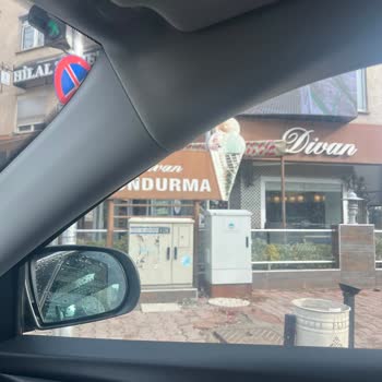 Kurabiyede Hamam Böceği, Çalışanların Saygısız Davranışı