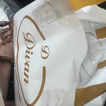 Kurabiyede Hamam Böceği, Çalışanların Saygısız Davranışı