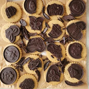 Kırık Çikolatalı Kinoa Bisküvi Ve Eritilmiş Çikolata: Yetersiz Paketleme