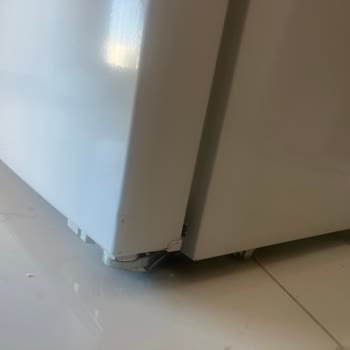 Sıfır Buzdolabında Çizik Ve Sararmalar, Değişim Talebi Reddedildi