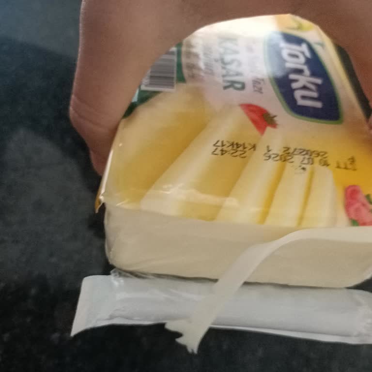 İstanbul’da Torku Kaşar Peynirinde Tostta Lastik Gibi Kıvam, Sağlık Endişesi