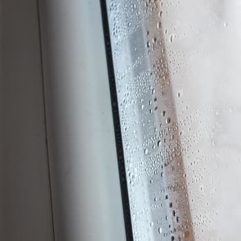 Pimapen Camlarda Yoğun Buharlaşma Ve Su Sızıntısı