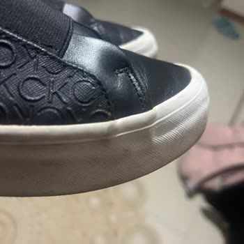Hayal Kırıklığı Yaratan Calvin Klein Ayakkabısında Logo Soyulması Ve Taban Açılması