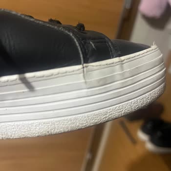 Hayal Kırıklığı Yaratan Calvin Klein Ayakkabısında Logo Soyulması Ve Taban Açılması