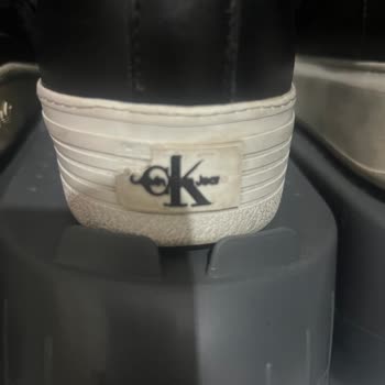 Hayal Kırıklığı Yaratan Calvin Klein Ayakkabısında Logo Soyulması Ve Taban Açılması