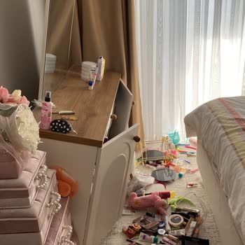 Dolabın Kırılmasıyla 20 Bin TL Zarar Makyaj Masası Devrildi Ve Yetkililer Sessiz