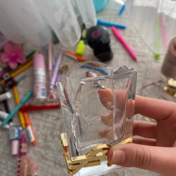 Dolabın Kırılmasıyla 20 Bin TL Zarar Makyaj Masası Devrildi Ve Yetkililer Sessiz