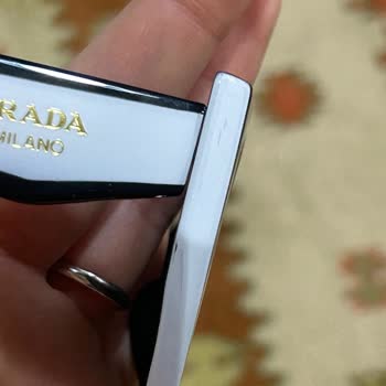 Prada Güneş Gözlüğü Tanıtım Ürününden Farklı Ve Defolu Geldi, İletişim Yok