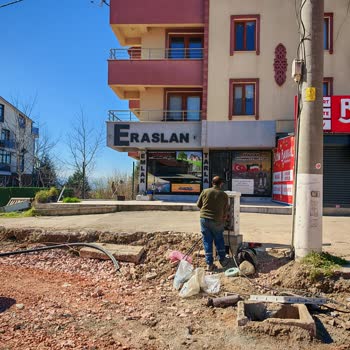 Türk Telekom'un İş Yerimin Önündeki Kutu Araç Giriş Çıkışını Engelliyor