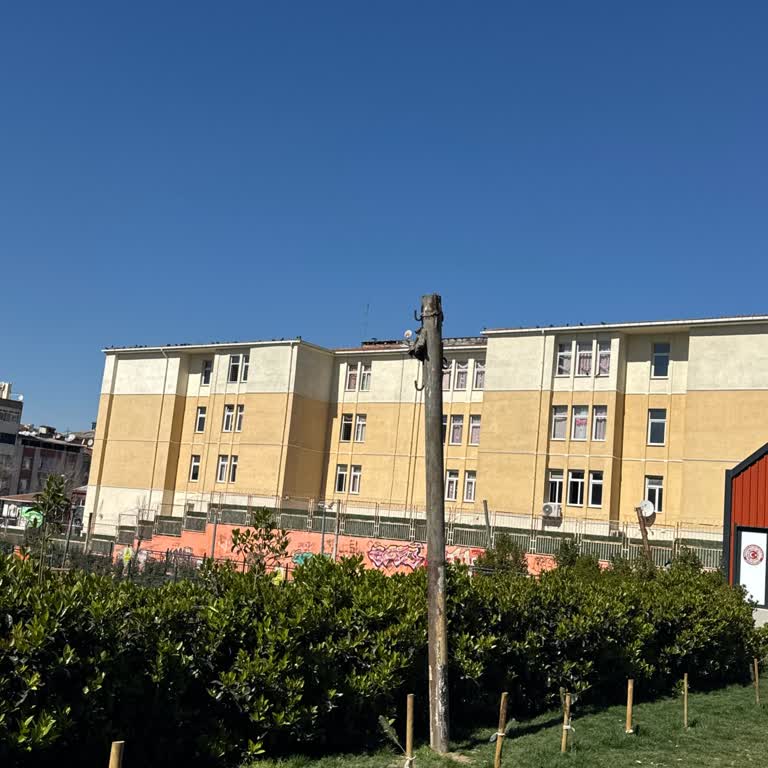 Camdan Çıkan Öğrencilerin Hakaret Ve Rahatsızlık Yaratması