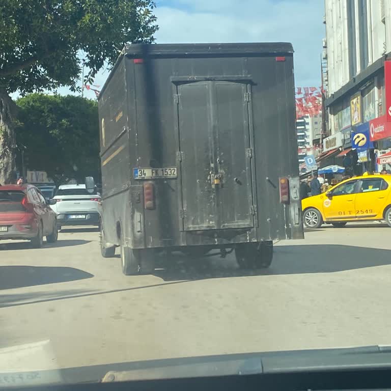 UPS Türkiye Sürücüsü Kazada Kaçtı Ve Müşteriyi Görmezden Geldi