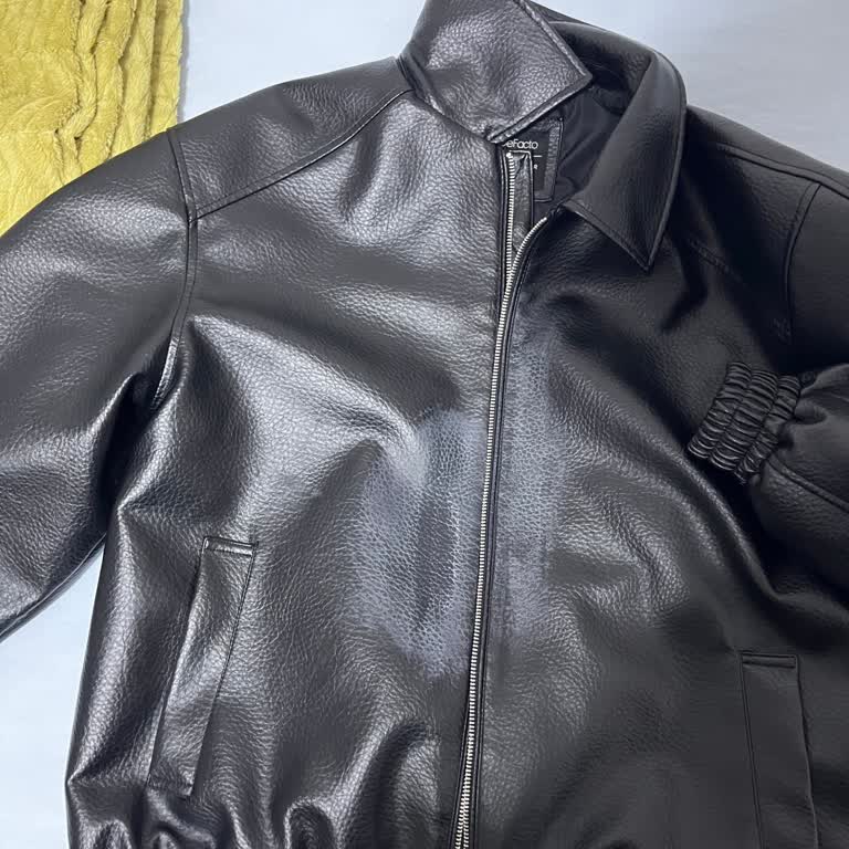 Renk Atan Deri Ceket İçin DeFacto’dan Değişim Talebi