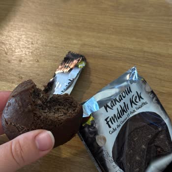 Kek İçinde Ambalaj Parçası Bulunduğu İçin Sağlık Ve Hijyen Endişesi