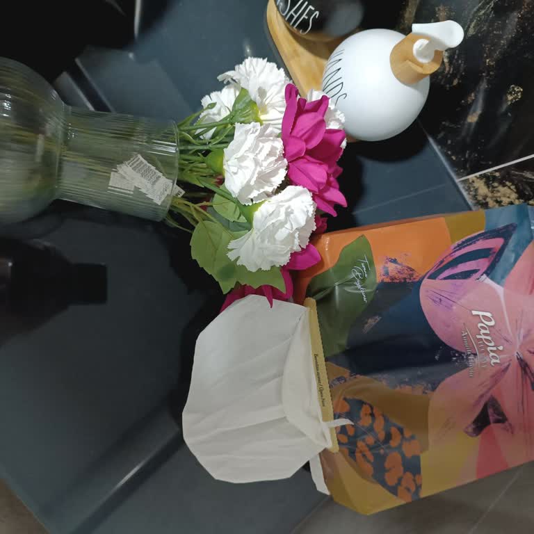 Papia Kağıt Havlunun Zayıf Yapışkanı Cam Lavabomu Kırdı