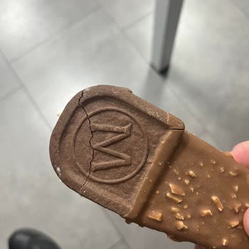 Kırık Bisküvi Parçası Nedeniyle Magnum Sandviçinde Hayal Kırıklığı