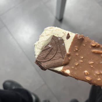 Kırık Bisküvi Parçası Nedeniyle Magnum Sandviçinde Hayal Kırıklığı