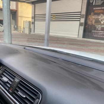 Mami Garaj Detailing Parlatıcı Ürününde Göğüs Bölgesinde Yağ Kalıntısı Ve Cam Hasarı